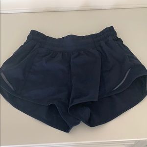 Lululemon hotty hot shorts 2.5 inch